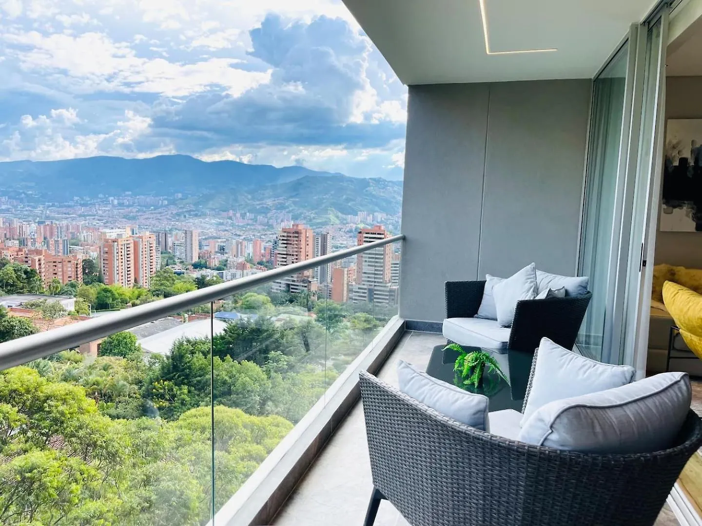 Apartment 17Th Floor 2 Bedrooms Ac Plus Pool & Gym 1704 Medellin Colombia